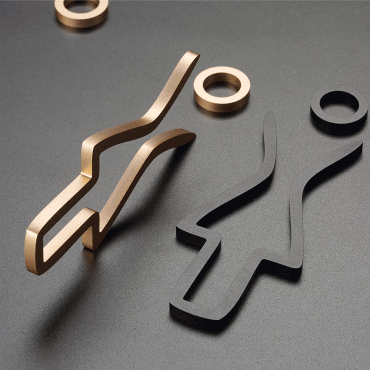 Letrero de baño con figura de hombre y mujer con revestimiento de metal for puerta de baño en dorado y negro(Black)