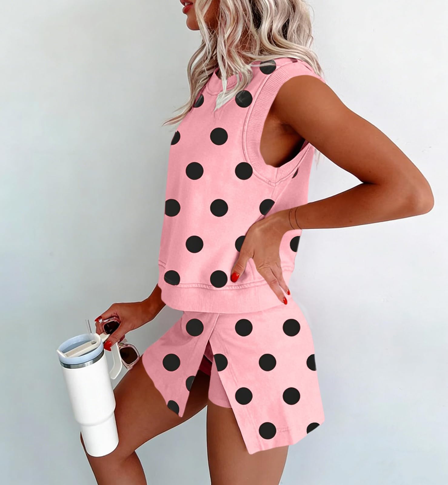 Conjunto de dos piezas: Top sin mangas con estampado de lunares y ribete acanalado, y minifalda-pantalón con abertura lateral. Estilo lindo y desenfadado.
