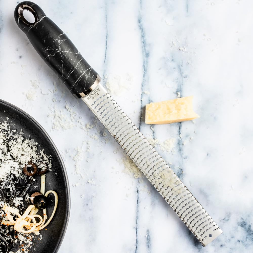 Microplane Grattugia Zester Black Marble Ideale per Agrumi, Formaggio a Pasta Dura, Zenzero, Cioccolato e Noce Moscata con Lama Fine - Made in USA