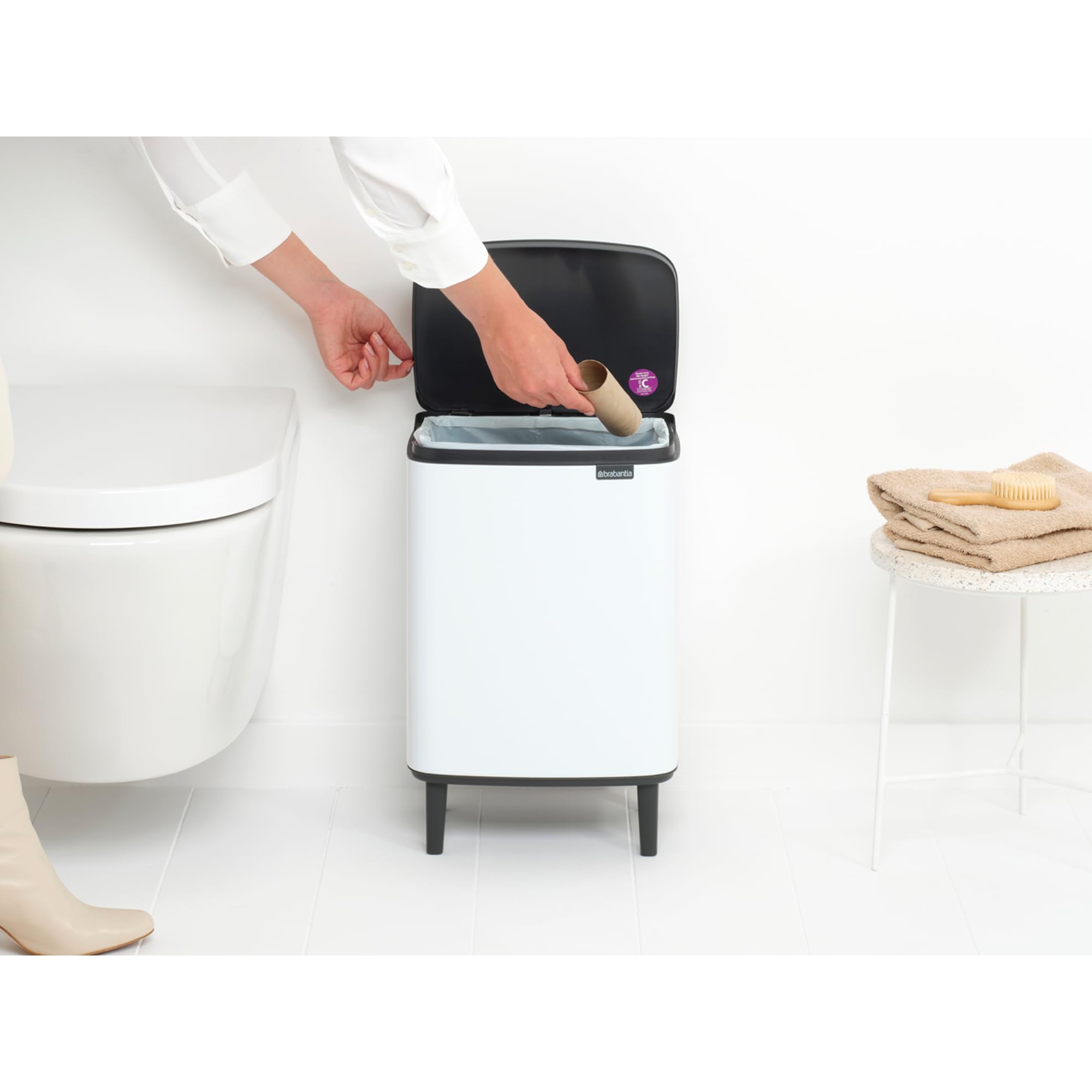 Brabantia - Cubo de basura Bo Hi 12 L con tapa de cierre suave, interior extraíble y asa de transporte - Adecuado para baño, dormitorio y oficina en casa - White