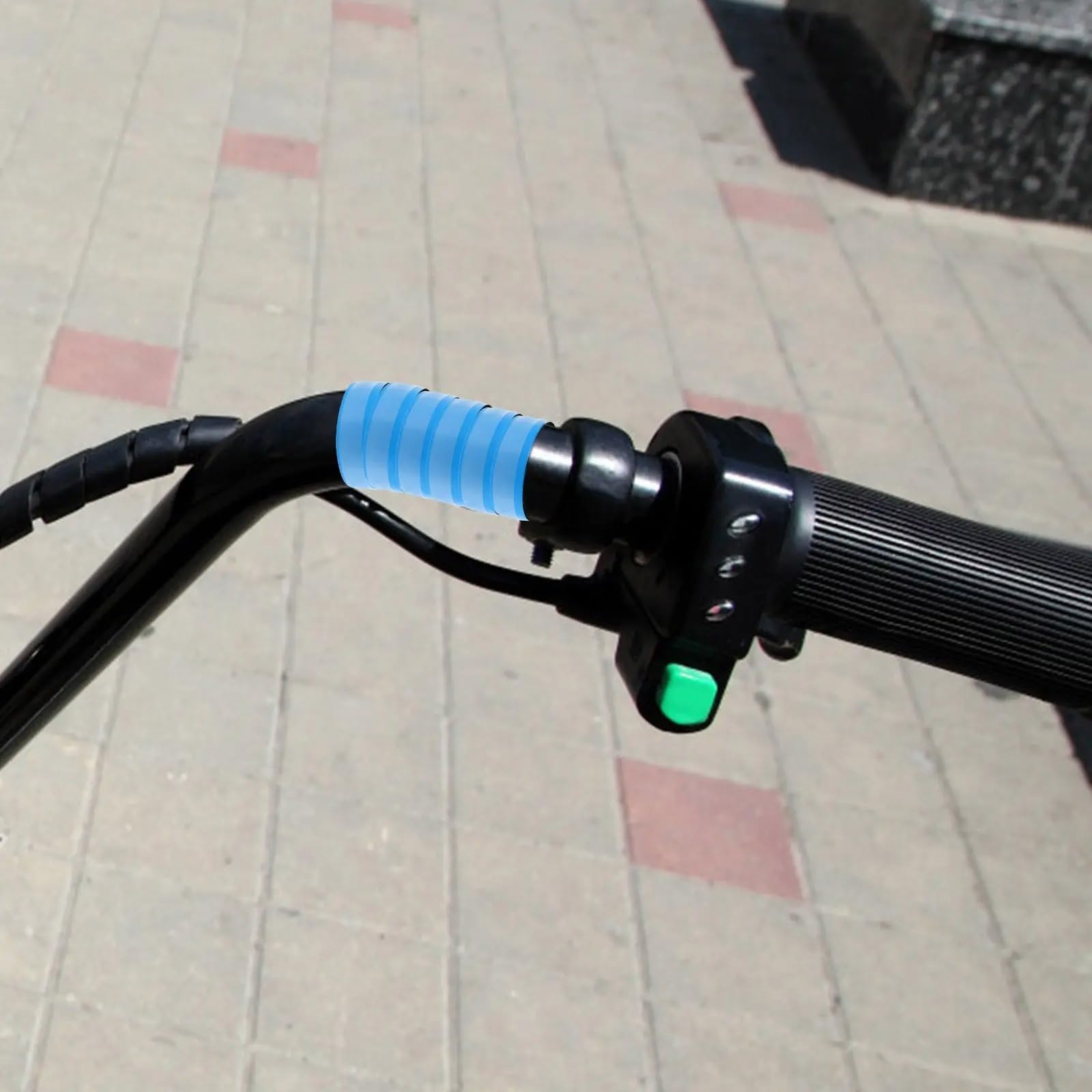 2-częściowy antypoślizgowy pasek na kierownicę motocyklową, amortyzującą, antypoślizgową i wygodną kierownicą do roweru szosowego, górskiego i crossowego.