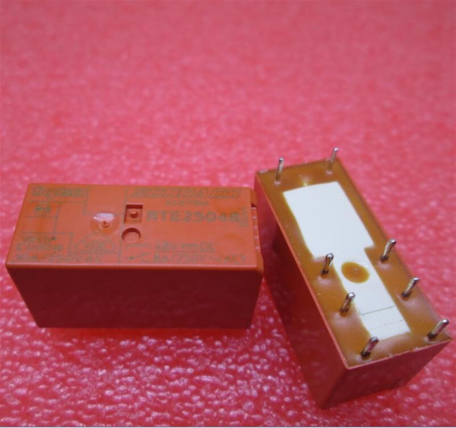 Relais électromécanique RTE25048 48V CC à double contact 8A 250V CA pour intégration OEM