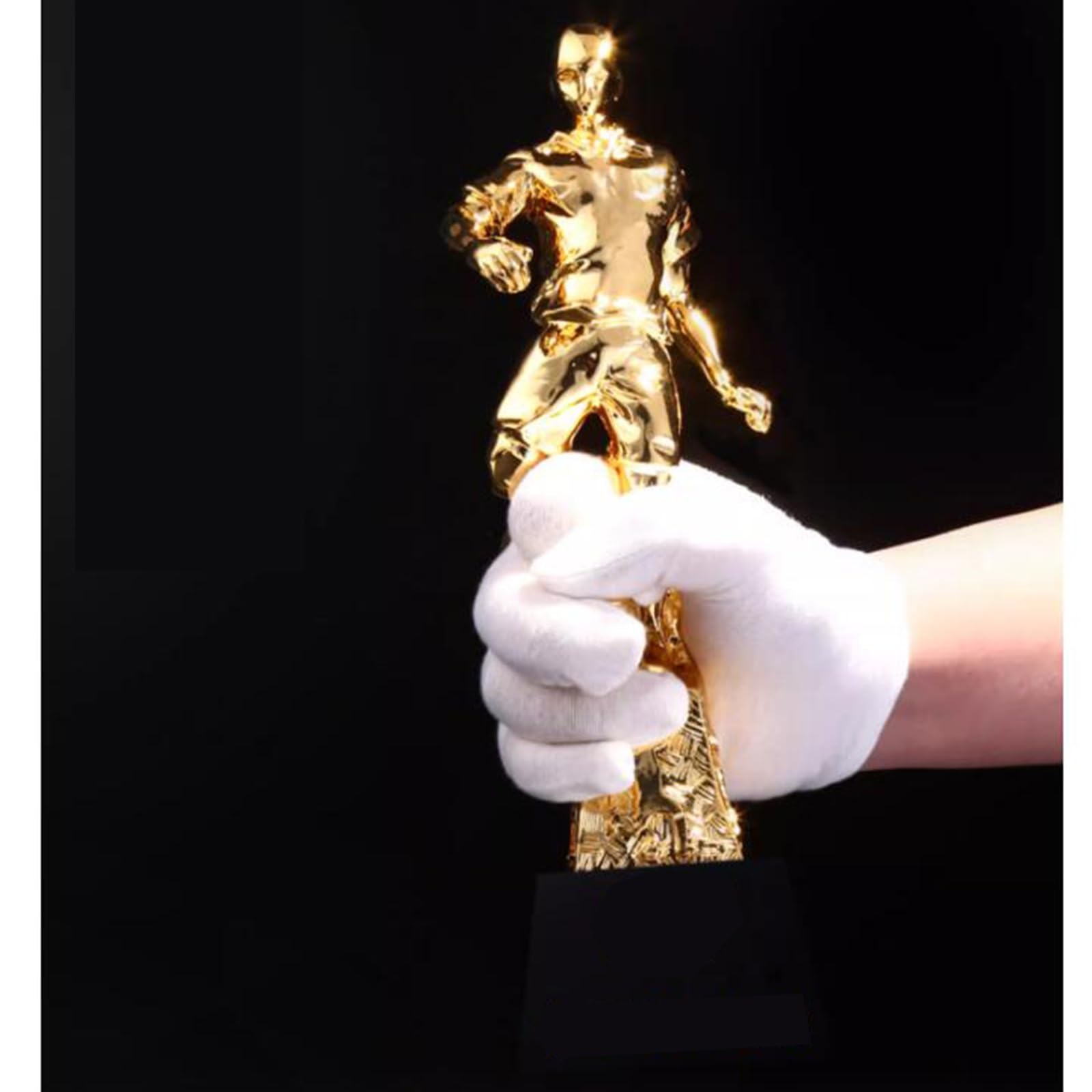 Trofeos, medallas y premios Trofeo del Equipo del Campeonato del Partido De Fútbol Trofeo De Premio De La Serie De Premios Deportivos De Fútbol. Sosteniendo El Trofeo De Honor Regalos De Recuerdo