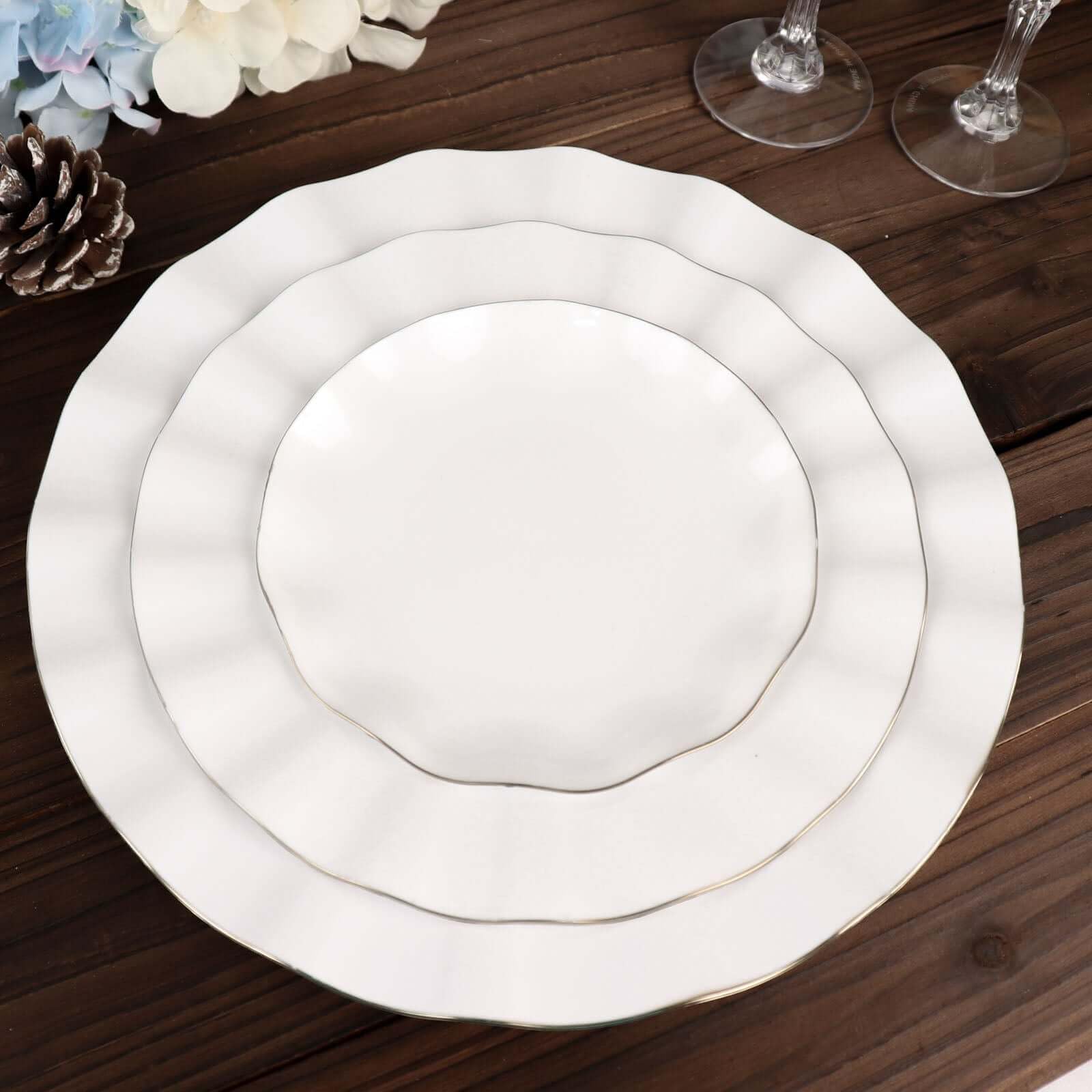 Efavormart 10 Pack | White 6" Round Plastic Dessert Salad Plates, Disposable Appetizer Plates with Gold Wavy Rim for Wedding, Outdoor Receptions, Banquets, Holiday Dining