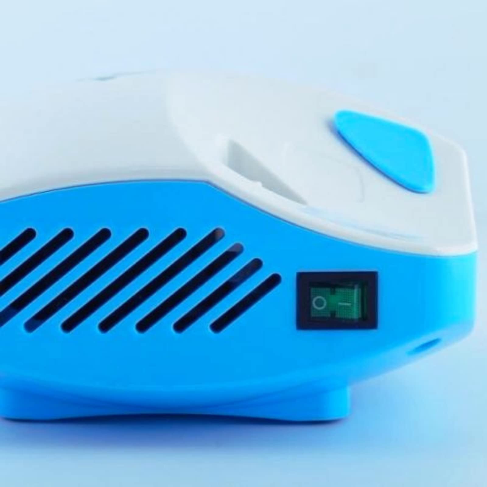 Curaneb aerosol a pistone portatile per bambini ed adulti. Potente e silenzioso, completo di borsa per il trasporto ed accessori. Compatibile con accessori di Nebula, Omron, Laica, Breuer