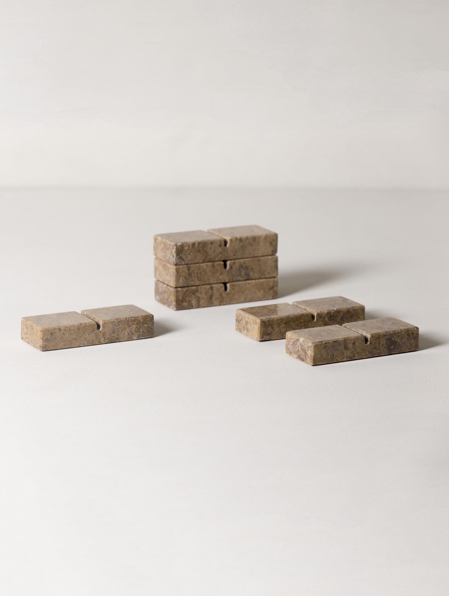 Reposacubiertos XL de Mármol Natural – Respaldo artesanal para cubiertos Made in Italy – Elegante soporte para cubiertos – Portapicos decorativo y sostenible para la mesa (Travertino