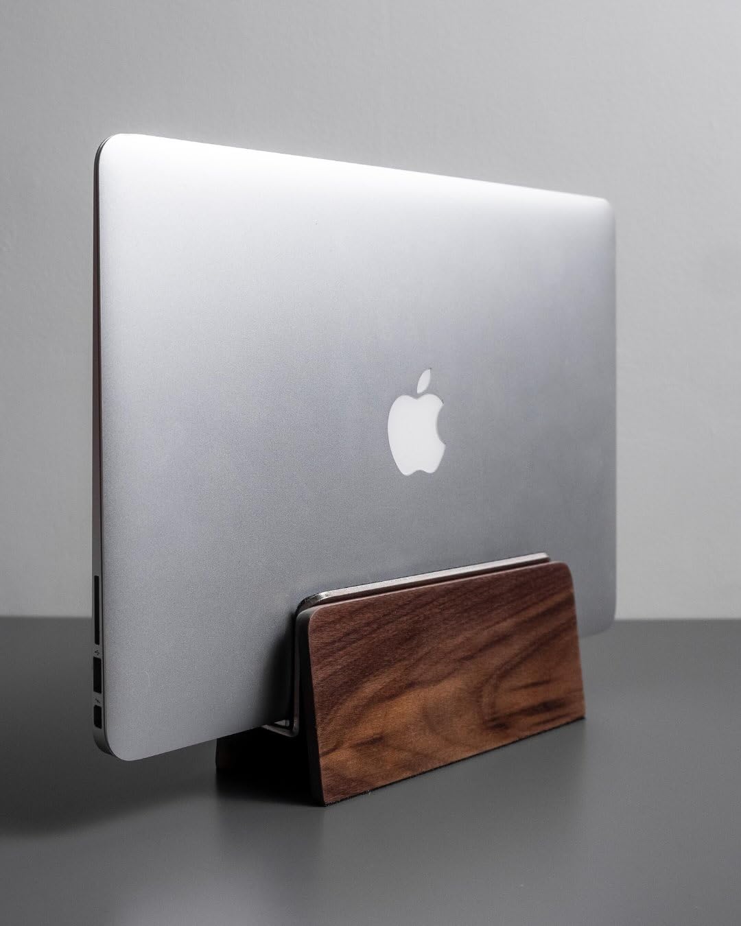 Raico Vertikaler Laptop-Ständer, hochwertige MacBook-Dockingstation aus Walnussholz (Walnussholz, Single Slot | Adjustable)