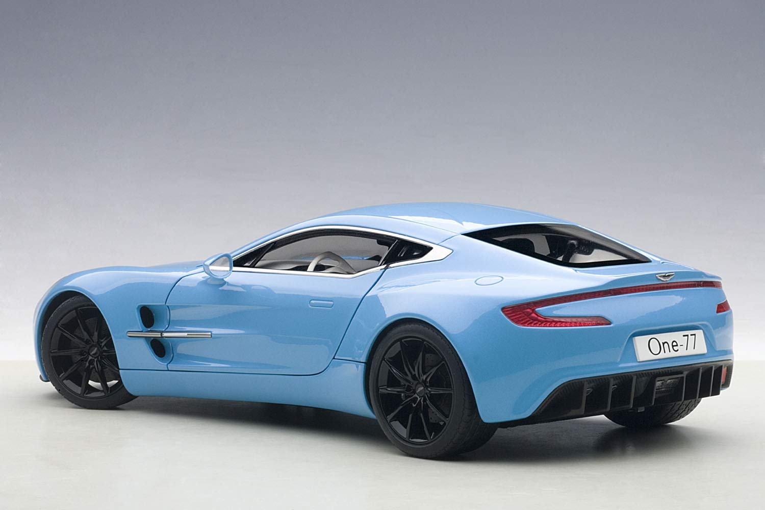 期間限定大幅セール　AUTOart 1/18 アストンマーチンONE-77 AUTOart 1/18 アストンマーチンONE-77 （ブラック）【中古品