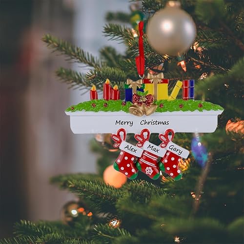 Vista 11 de WorldWide Adorno de Navidad familiar 2024 personalizado con medias de mantel para familia de 4, adorno para árbol de Navidad, regalo de recuerdo