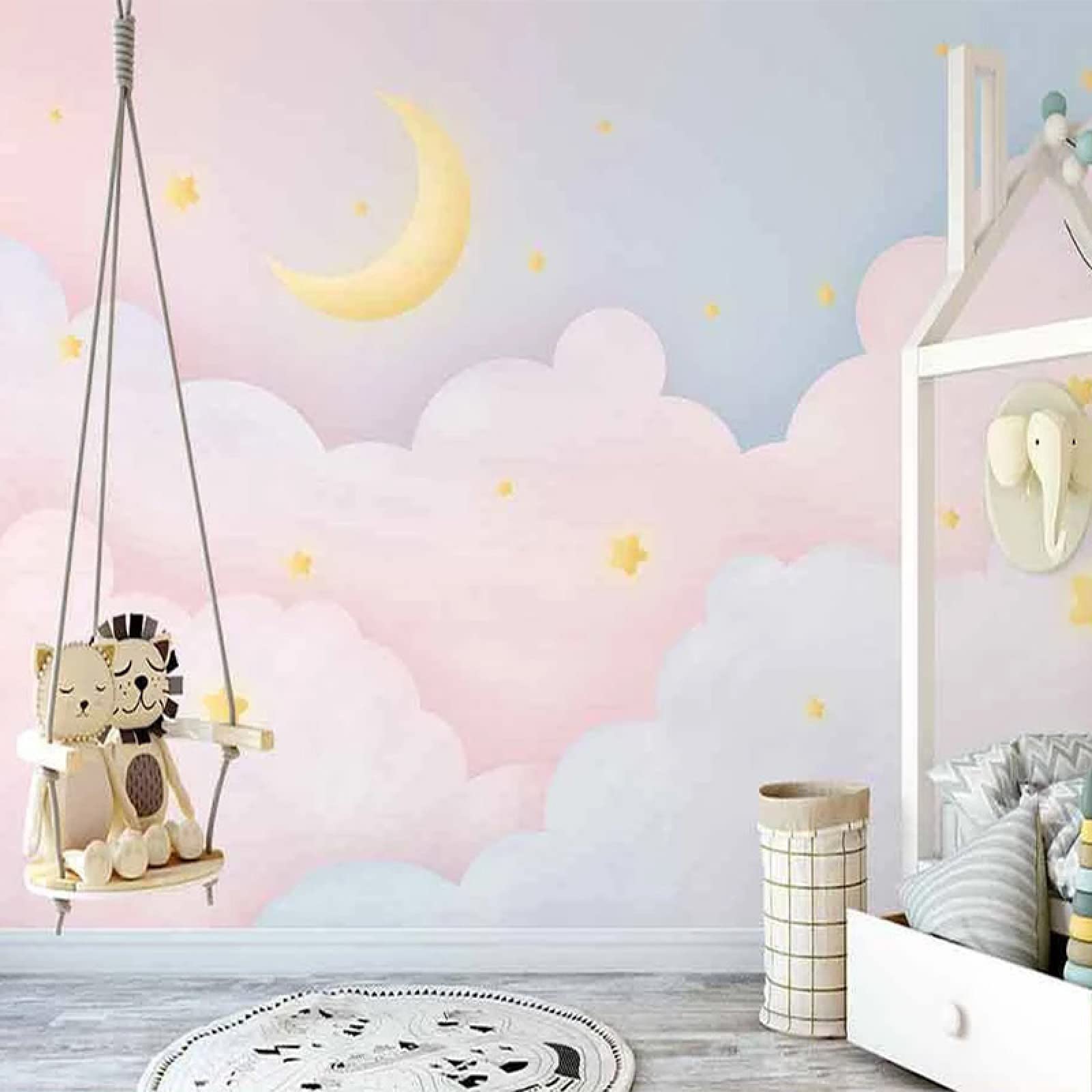 Papier peint lune et nuages crée une ambiance douce dans la chambre bébé