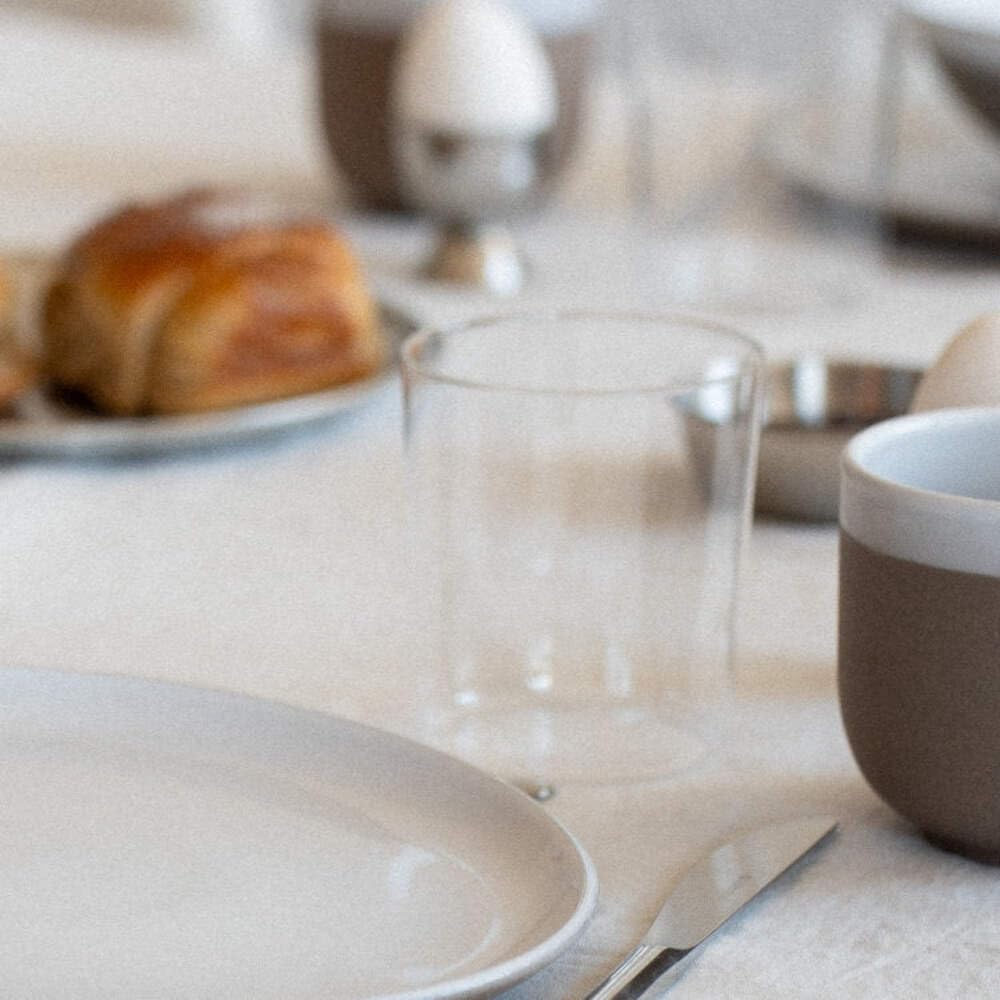 vierverie 2er Frühstücksset Kopenhagen: je 2 handglasierte Teller und Tassen (dunklegrau/weiss), mundgeblasene Gläser und Stoffservietten