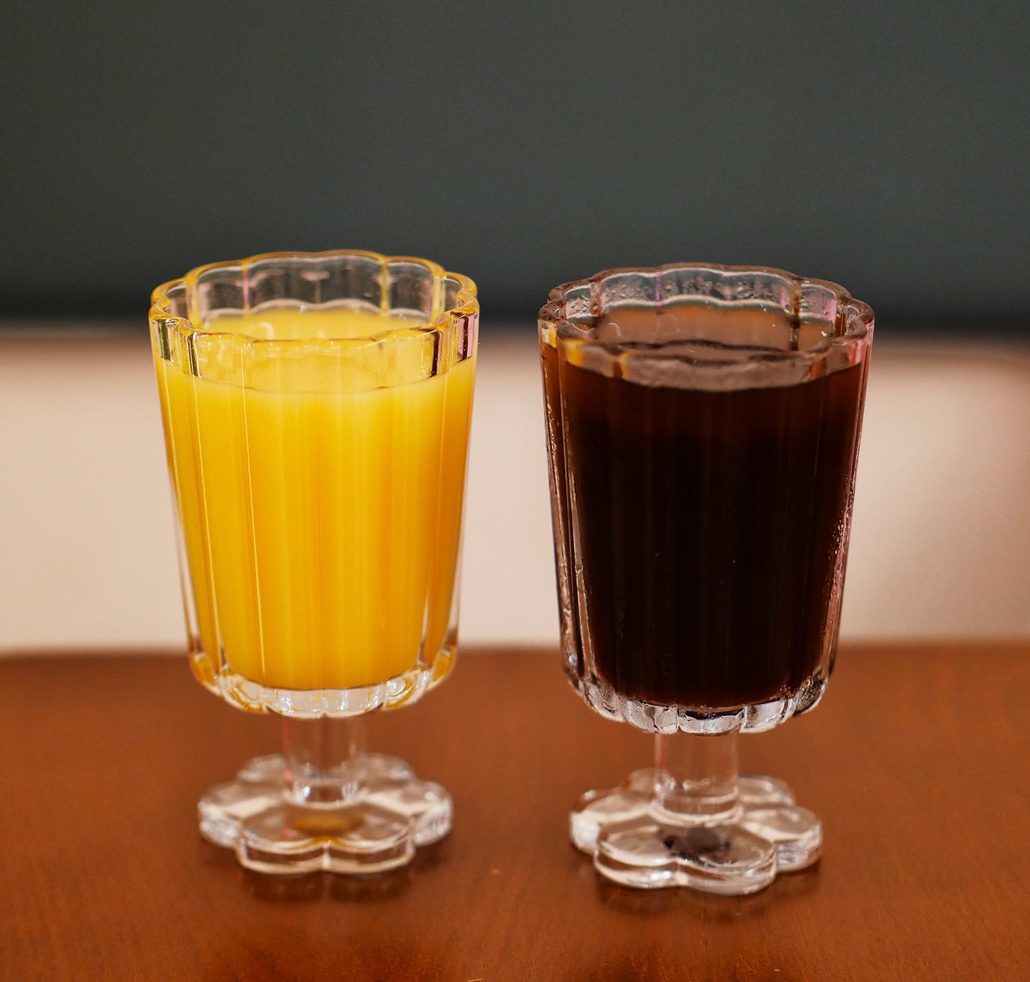 Fuß Eisbecher Trinkgläser Set von 2 (Durchsichtig), Blütenblatt Stil Glas Becher, geeignet für Saft, Eis, Cocktails, Dessert Mehr.