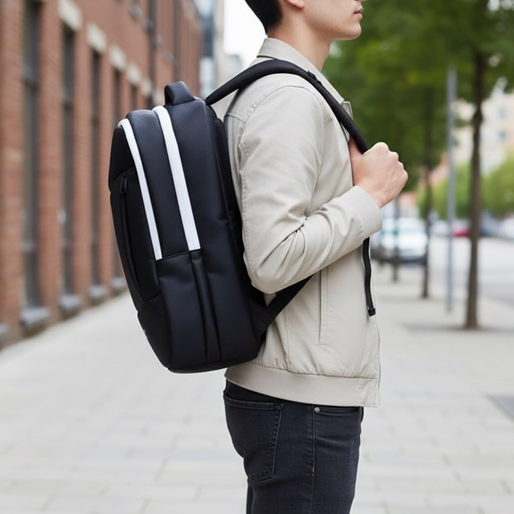 Konix Mythics Titan Mochila para Almacenamiento y Transporte de Consola y Accesorios PS5 - Volumen 16 l - 30 x 10 x 47 cm - Negro y Blanco