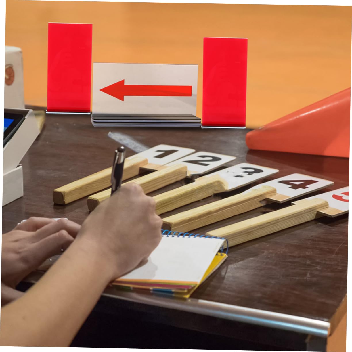 SUPVOX Tabellone Arbitro Basket con Convertitore di Servizio, Segni di Penalità in Plastica, Cartelli Portatili per Arbitri Professionisti, Accessorio da Competizione Leggero e Portatile