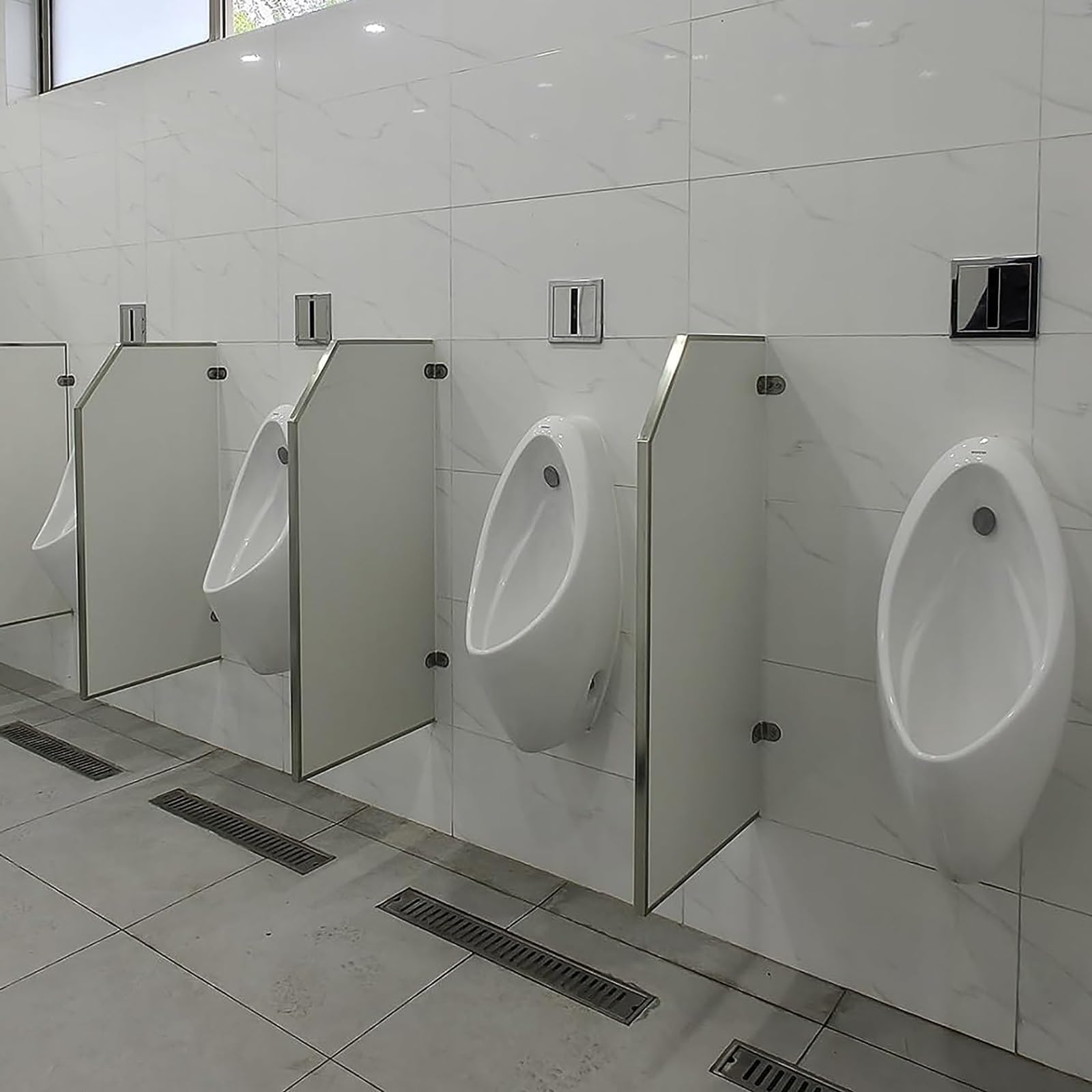 Separador de baño para escuelas y jardines con mampara para urinario