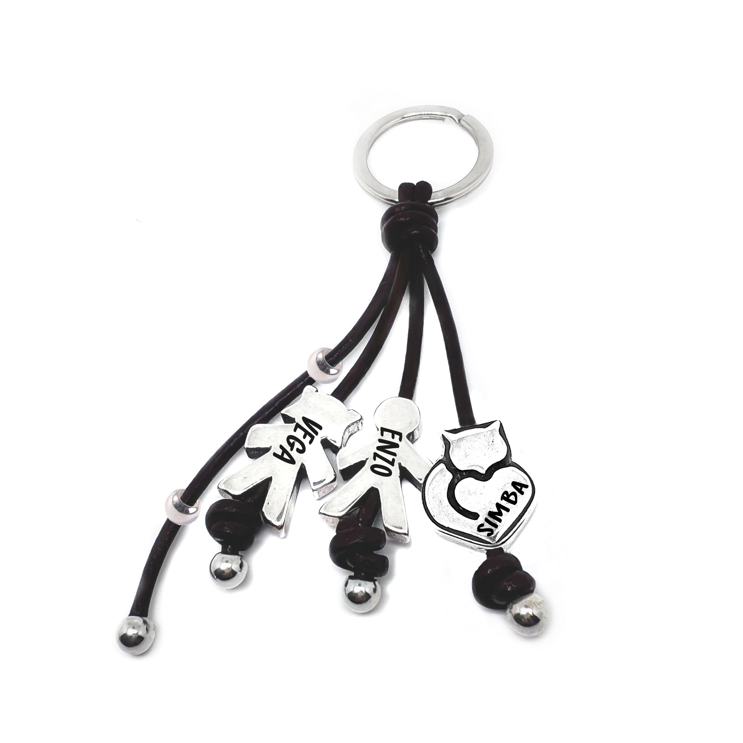 Llavero Niños Personalizado con Nombres, Fabricado en Zamak Baño Plata-Cuero Nacional. Regalo Día del Padre Regalo día de la Madre. Modelo Niños V