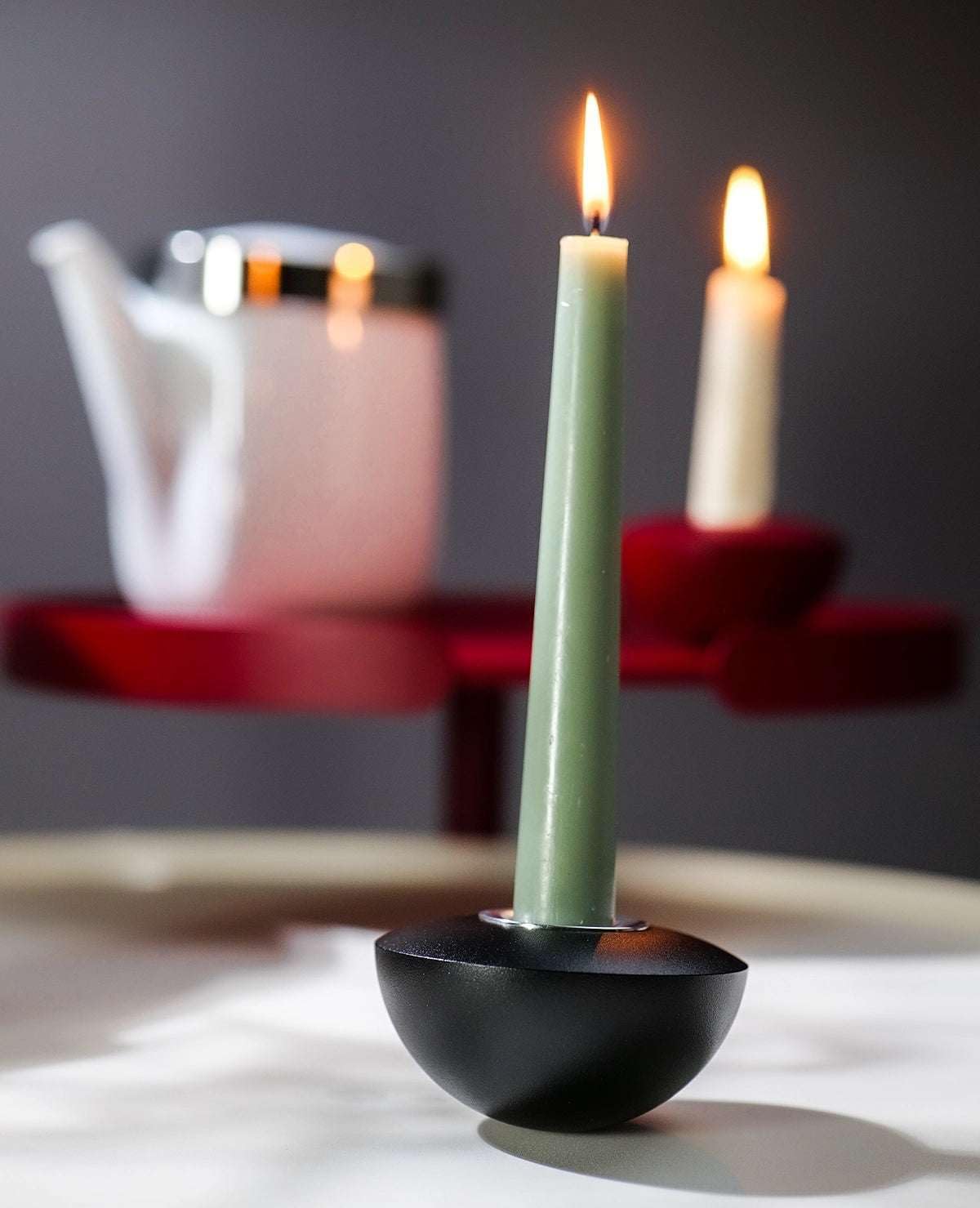 Moderner Aluminium Kerzenhalter, kippstabil & schaukelnd, für Stabkerzen & Teelichter, Elegantes Design, hochwertig & schwer – Rocky Kerzenständer (Schwarz)