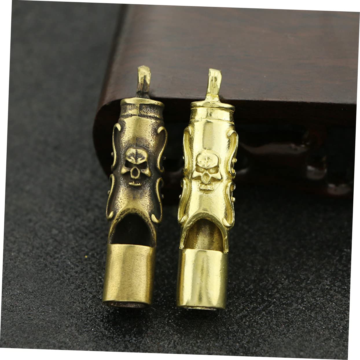 INOOMP 5pezzi Portachiavi Fischietto Ottone Forma Di Teschio Mini Fischietto Decorativo Per Attività All Aperto e Uso Di Emergenza Accessorio Leggero e Portatile Da Appendere Al Collo o