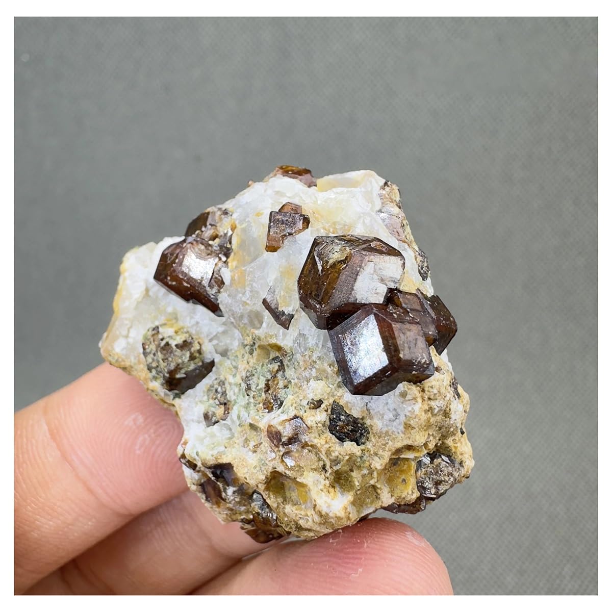 Granate natural en cristales de cuarzo, el regalo ideal para coleccionistas de minerales