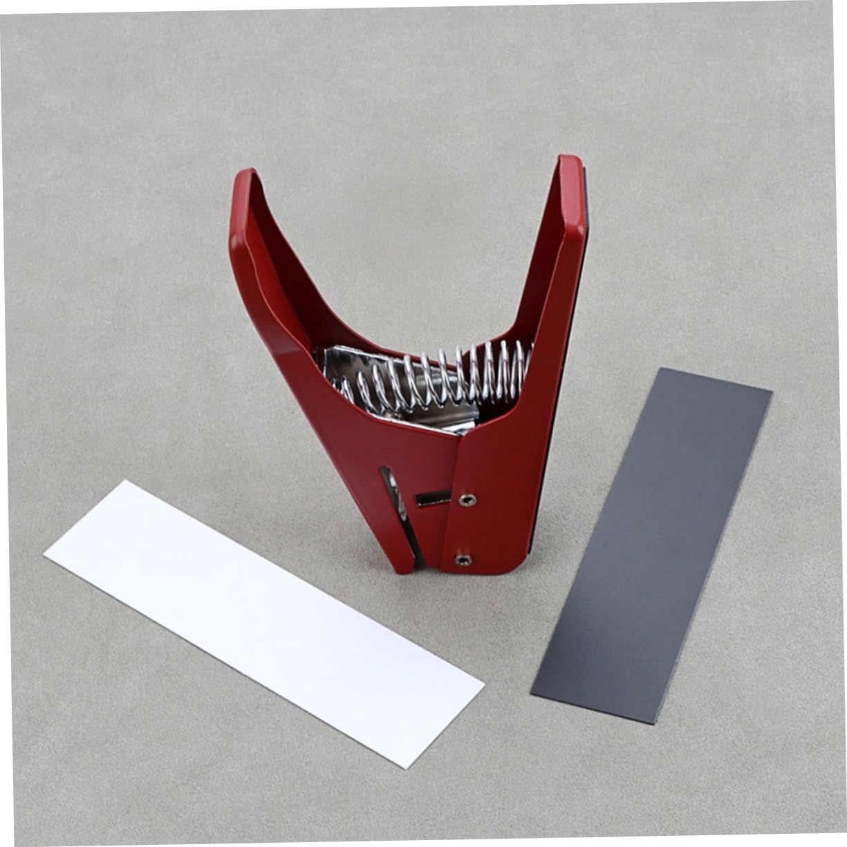 BESTonZON Strumento Facile da Usare in Metallo Rosso per Taglio Plettri Chitarra Taglia Diversi Materiali, per Creazione Plettri Personalizzati