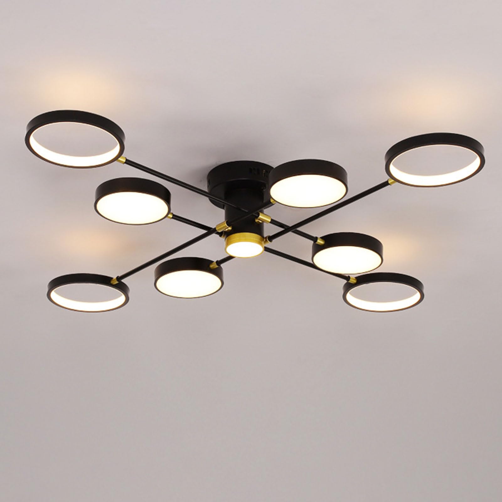 Plafonniers LED noirs pour corriger le manque de lumière d'un grand salon sombre