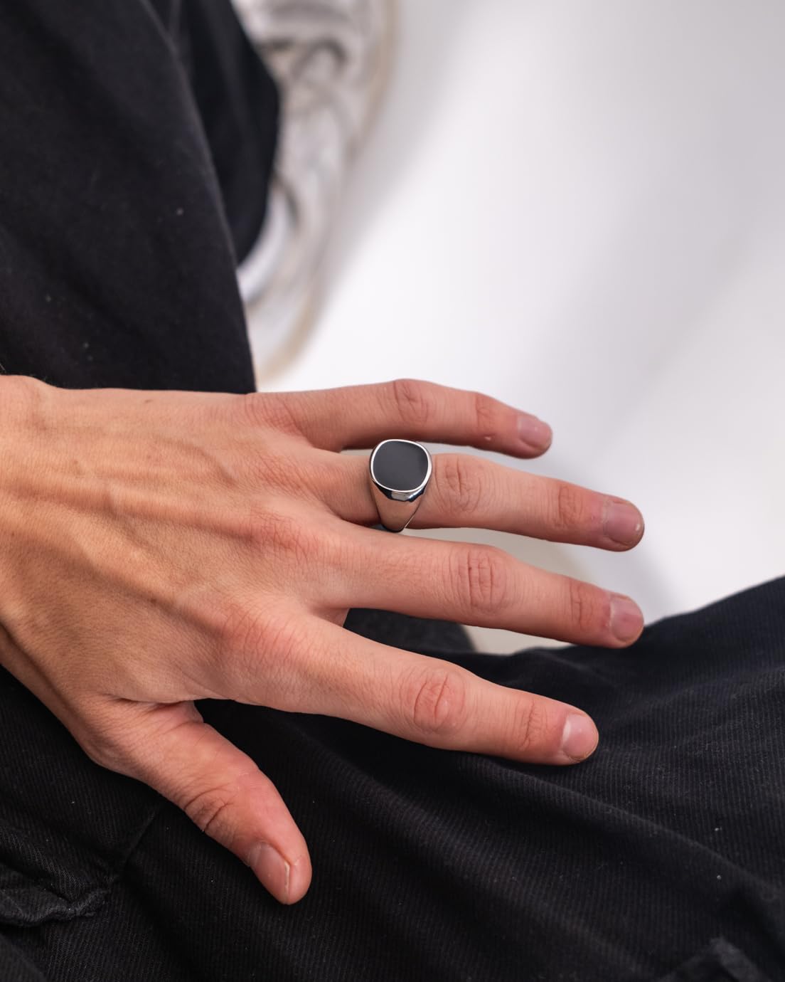 Schwarzer Siegelring für Herren und Damen - Streetwear Onyx Like Ring aus Edelstahl und 18K Gold - Wasserfester Signet Ring in Silber und Gold