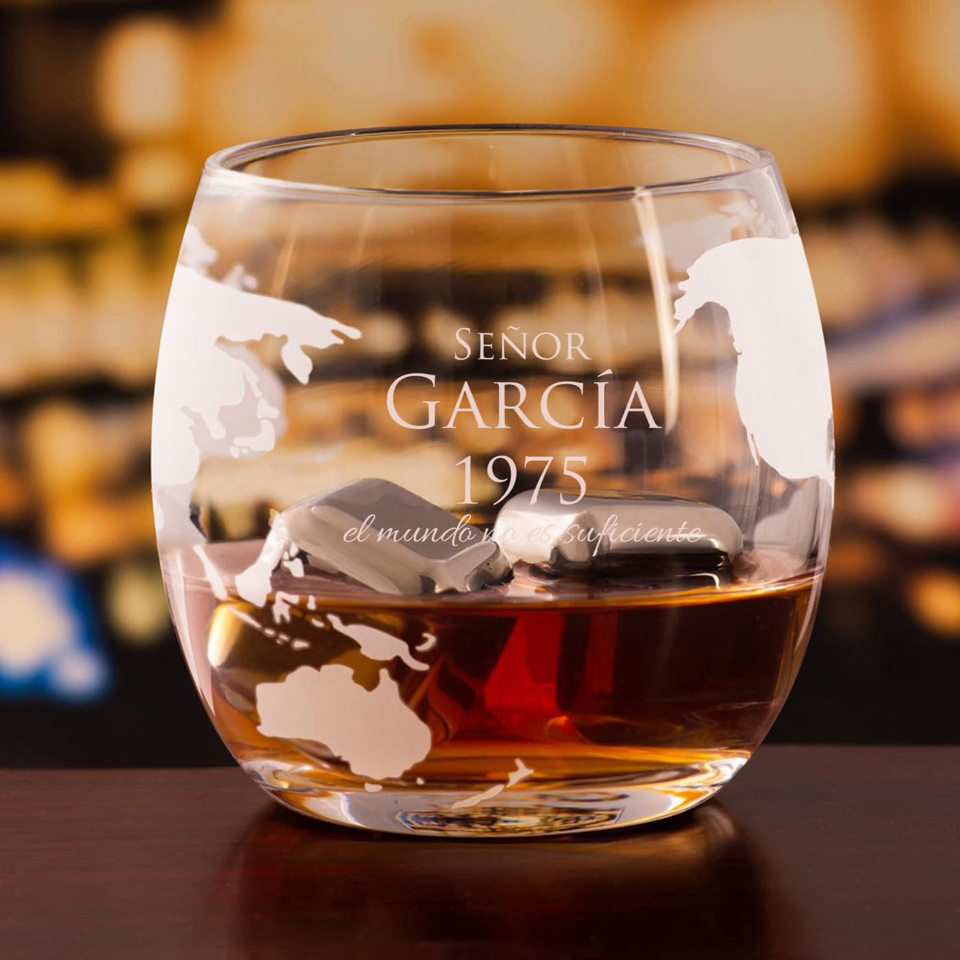 Maverton Decantador Globo Grabado - Barco Dentro - con 2 Vasos Cristal 300 ml y Base de Madera - Regalos San Valentin Hombre - 850 ml - 25 x 11 cm- Regalos Cumpleaños Elegante