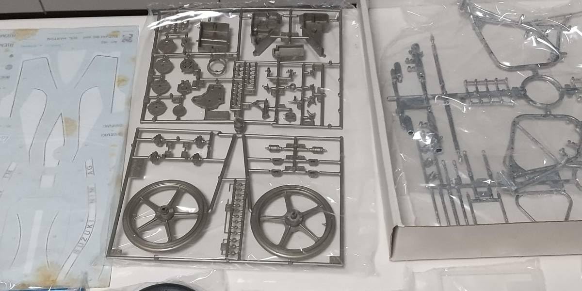 m O960b プロター 1/9 スズキ RG500 TEAM HERON / PROTAR | プラモデル