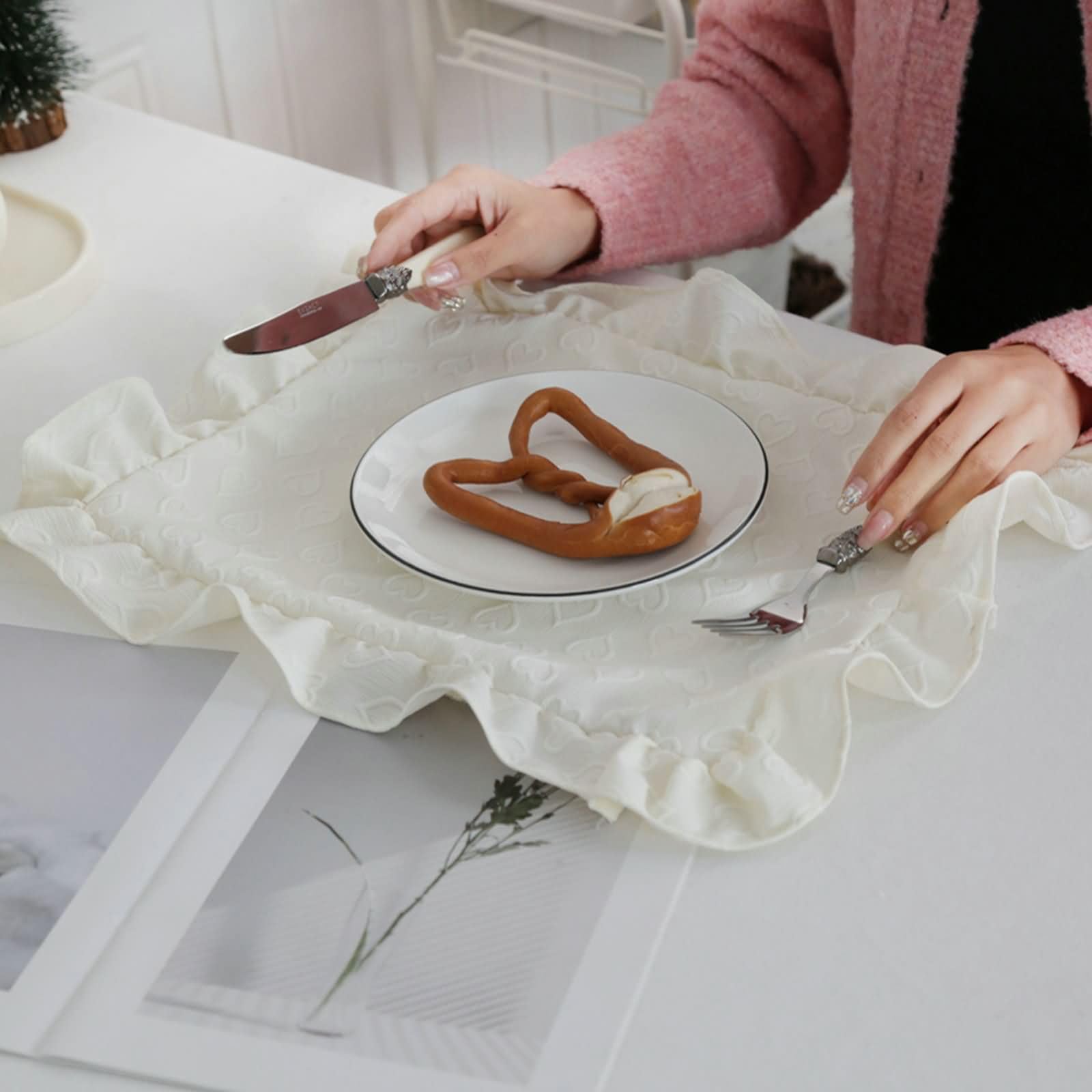 Lot de 4 Set de Table Lavable, 38 x 45 CM Tapis de Table Antidérapant Beige, Couleur Unie avec Motif Coeur