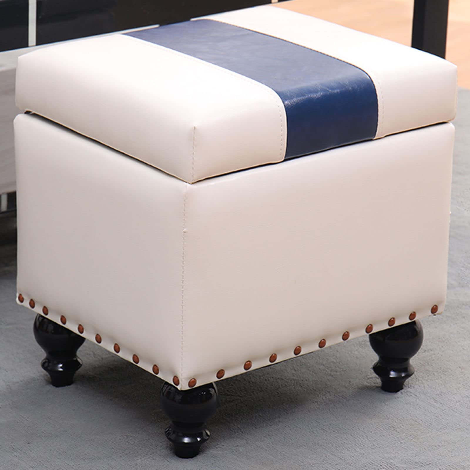 Repose-pieds de luxe en cuir et rivets dorés pour une chambre élégante