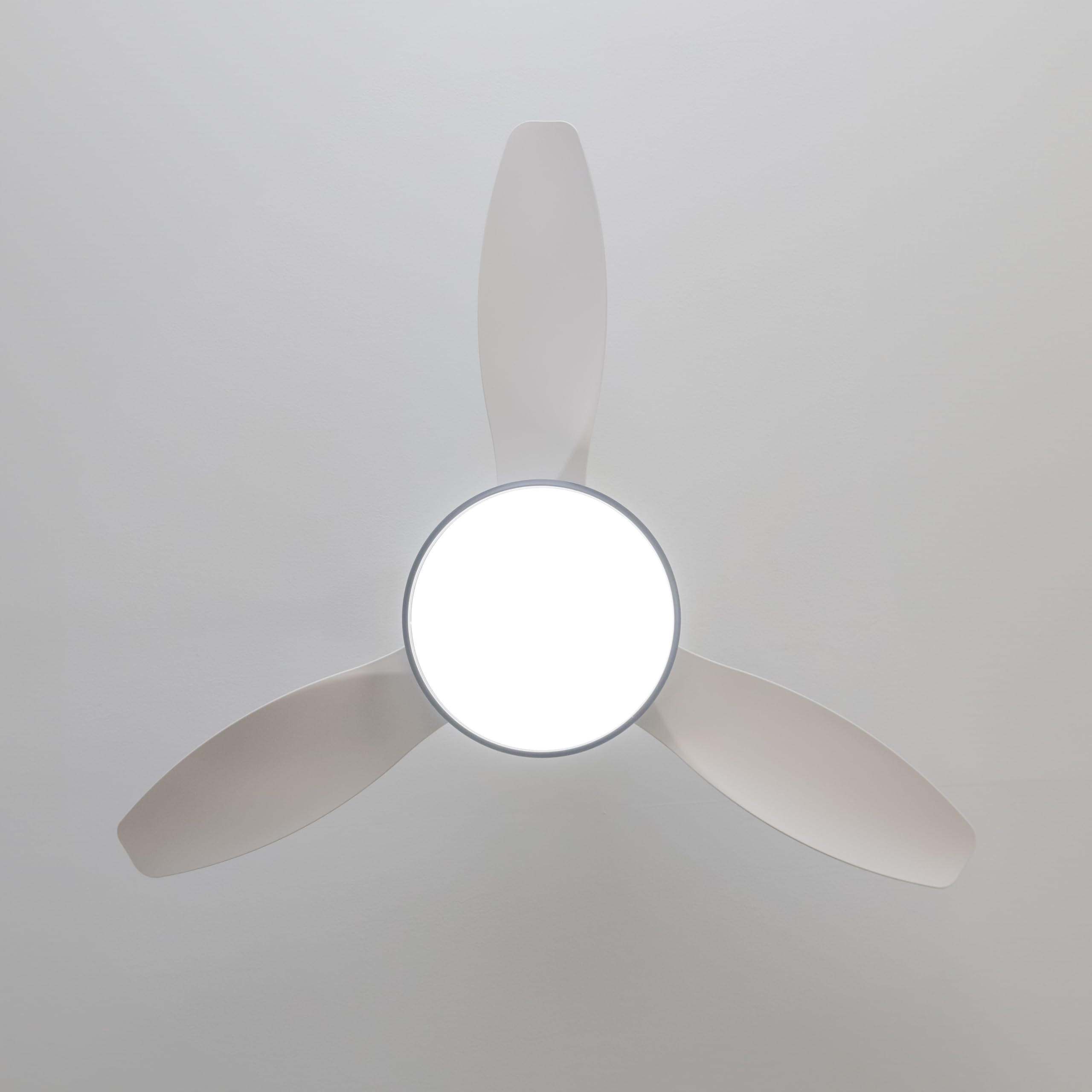 Cecotec Ventilatore da Soffitto con Luce EnergySilence 4800 Light GoldWhite. 35 W, Diametro 121 cm, Lampada a LED, Telecomando, Timer Fino a 8 Ore, 6 Velocità, 3 Pale, Estate/Inverno,