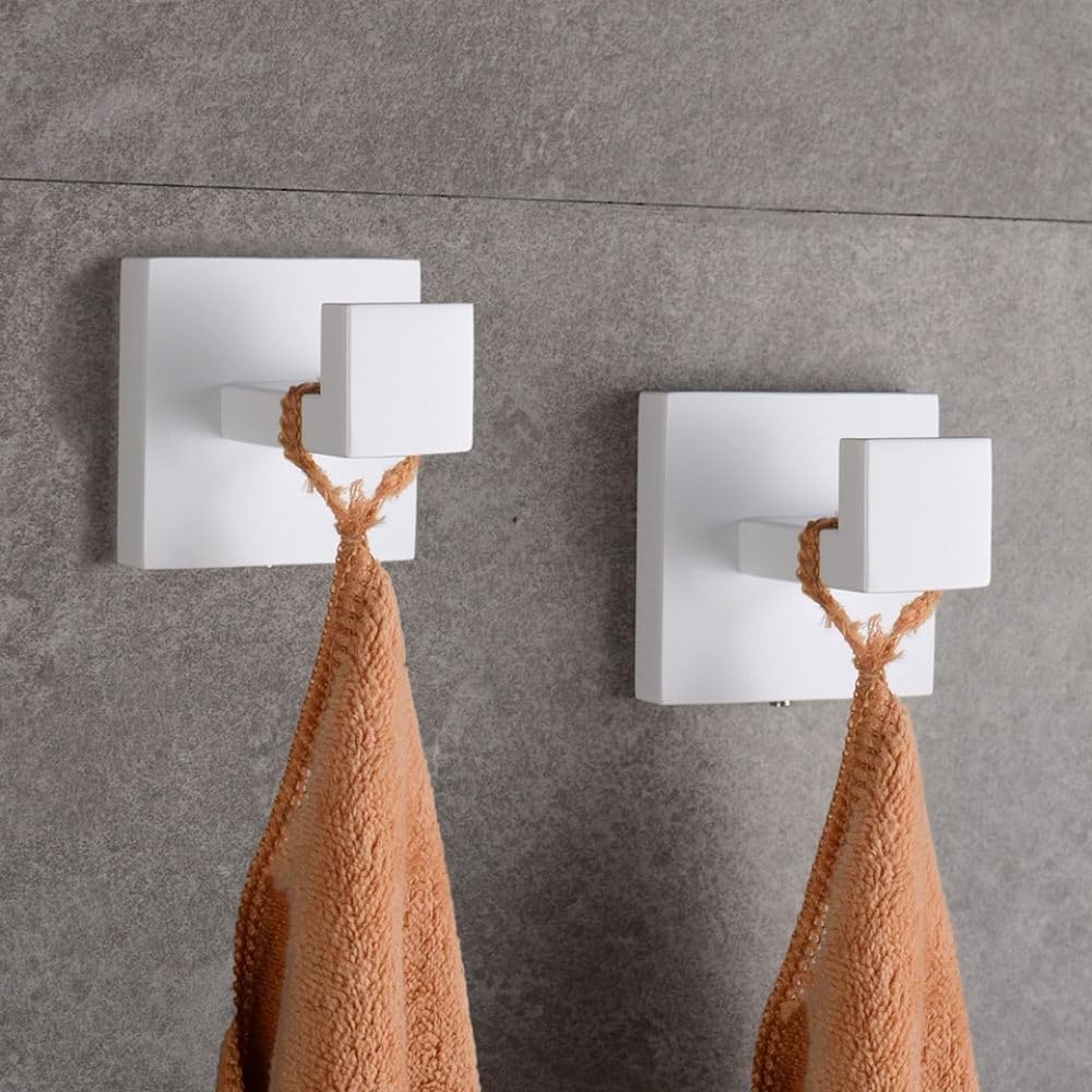 YUET 2 Pezzi Ganci Parete Quadrato Accappatoio Portasciugamani in Acciaio Inox Gancio Appendiabiti Asciugamani Parete Cucina Bagno Garage Montaggio Appendere Cappotto (Bianco)