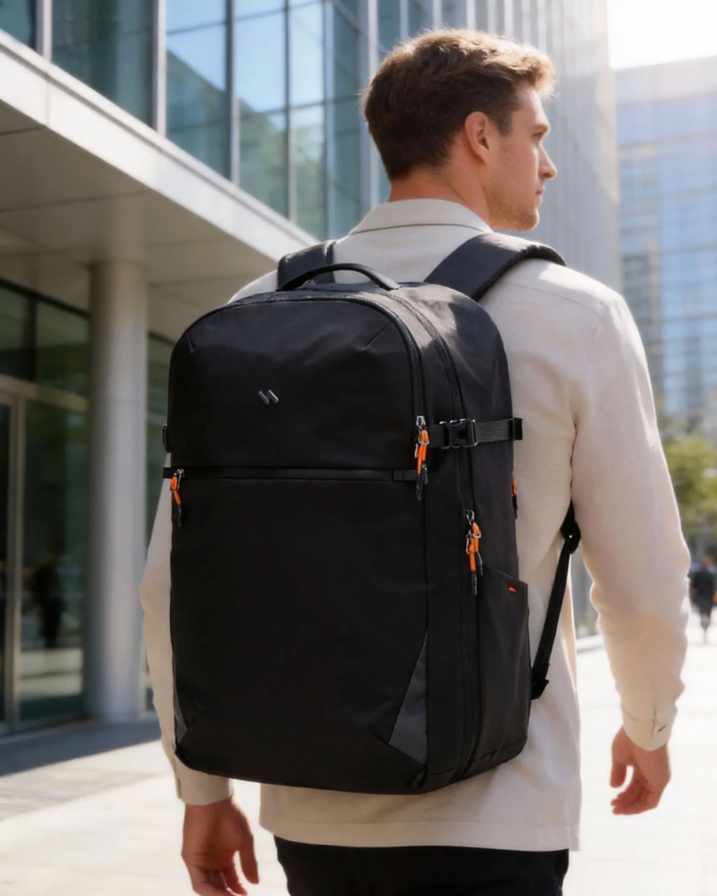 Inateck Zaino Viaggio leggero 38.5-46.2L Espandibile,Adatto alla TSA, Zaini per Portatili fino a 15.6-16 Pollici, per Uomo e Donna, per Viaggi, Escursioni all'aperto,Nero