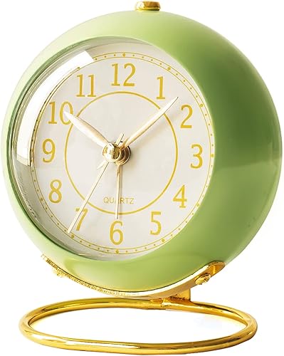 AYRELY Reloj despertador de escritorio a pilas con luz, silencioso sin ticks, pequeño reloj de mesa para mesita de noche, dormitorio, sala de estar,