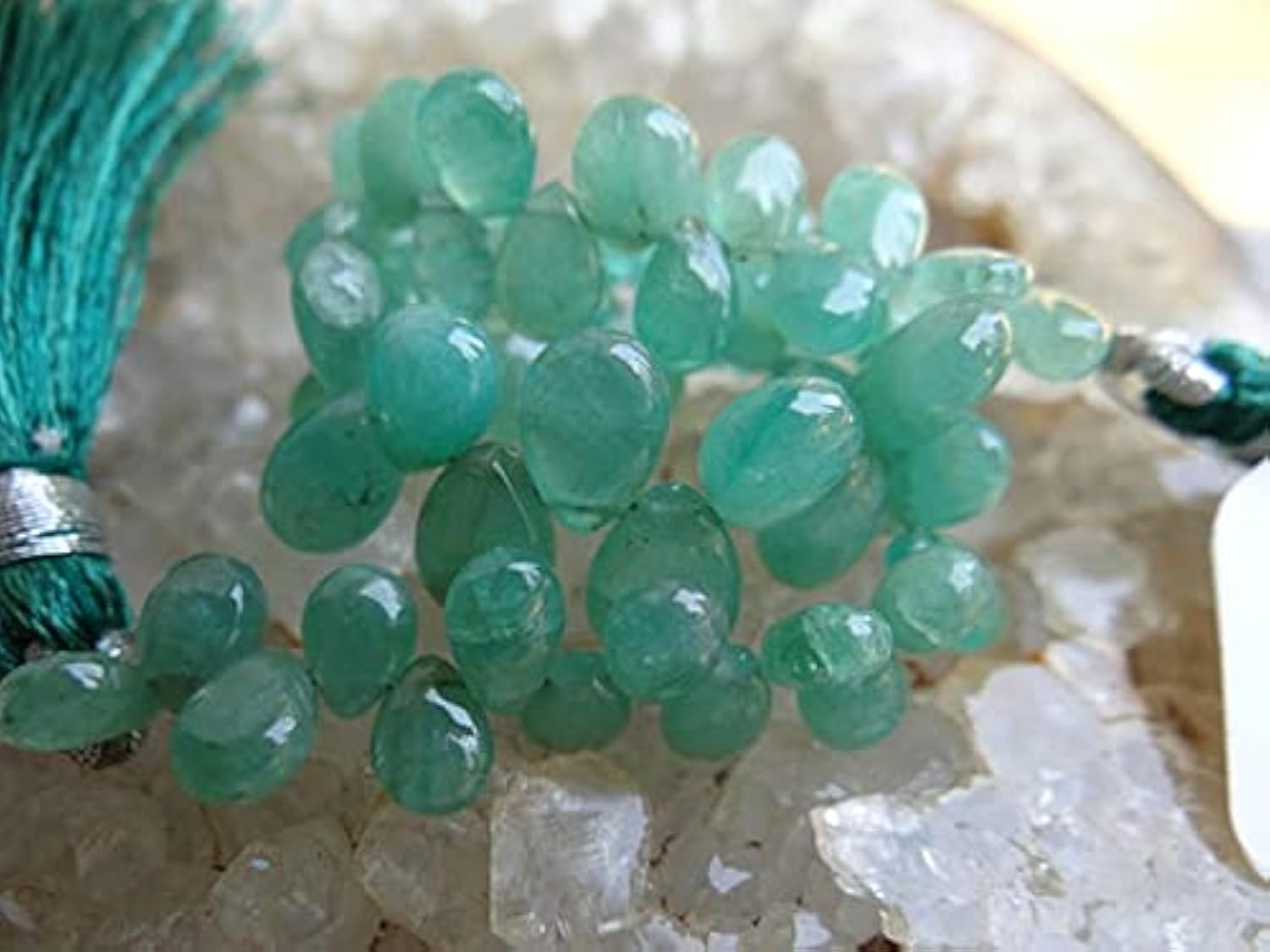 Briolette émeraude de Colombie verte forme poire lisse pierre précieuse naturelle pour création