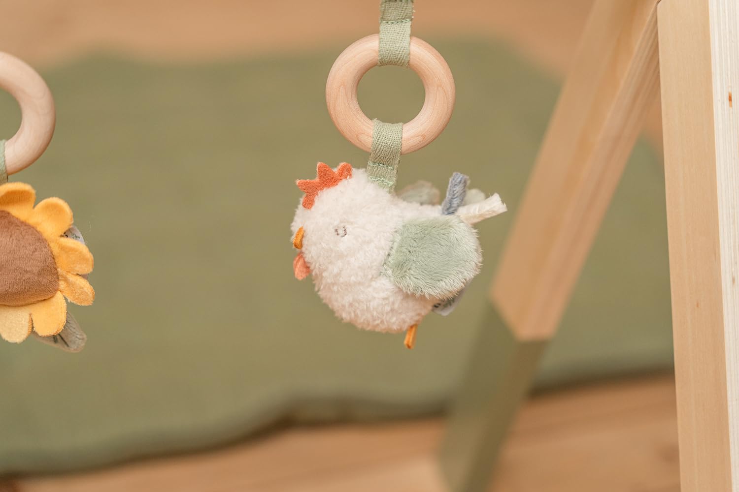 Little Dutch 8810 - Trapano da gioco in legno con ciondoli in tessuto, Little Farm (70 x 21,5 x 40 cm)