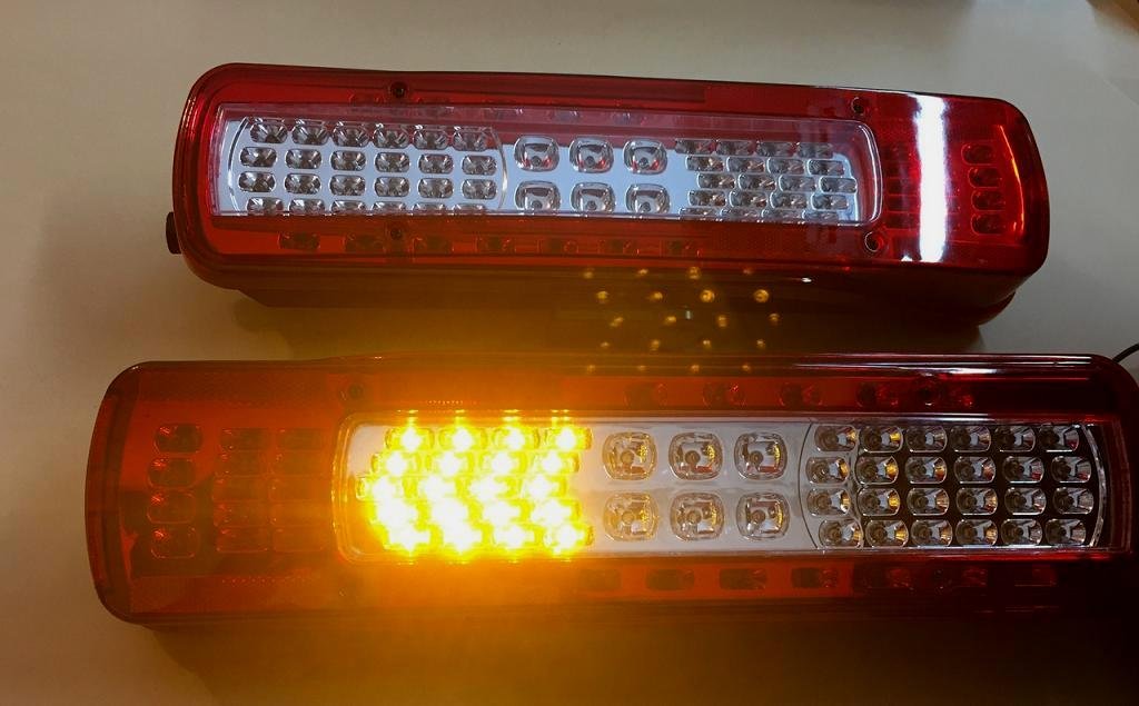 2 faros traseros LED con alarma de marcha atrás en el faro izquierdo y luz para matrícula de 500 mm en el faro derecho