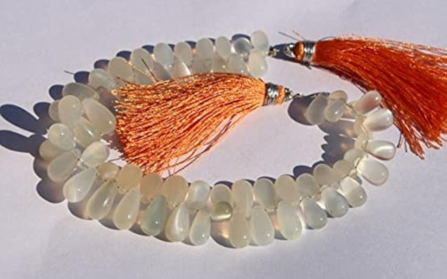 Pierre de lune blanche briolette en goutte lisse pour la création de bijoux artisanaux de valeur