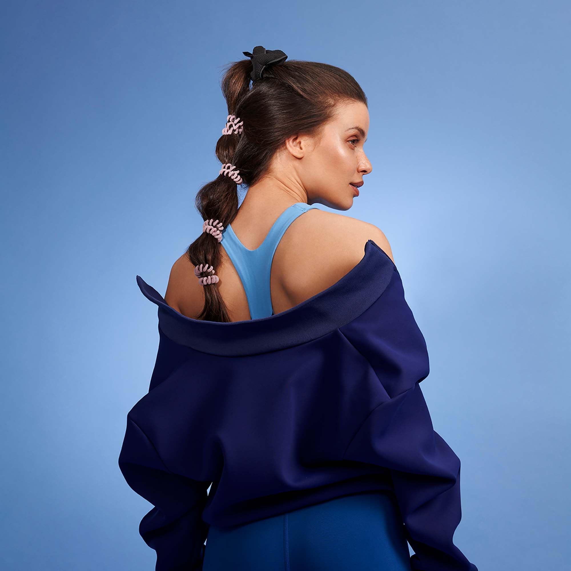 Invisibobble Scrunchies czarne włosy Sprunchie Power x1 - Scrunchie z bardzo mocnej tkaniny z gumowym włosiem spiralnym wewnątrz i odblaskowym paskiem - kręcone włosy