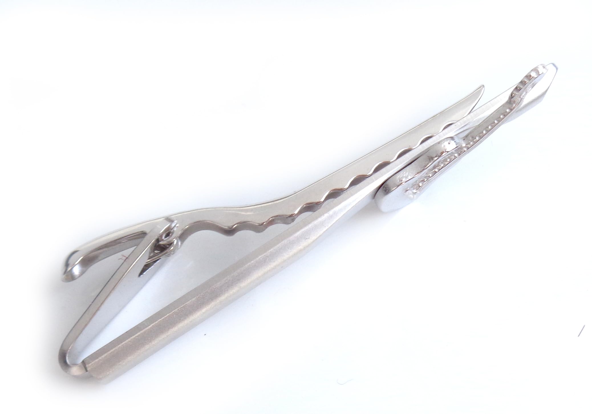 Gitarren Krawattennadel Wandergitarre silbern matt-glänzend ca. 7 cm m.i. Germany + Geschenkbox - Gitarren Accessoire für die Seidenkrawatte