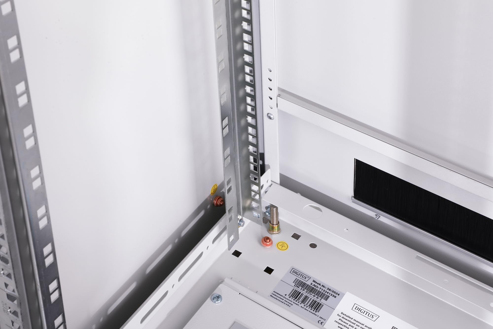 DIGITUS Armadio di rete – Rack da 19 pollici – 32U – 60x60 cm – Profondità utile 54,3 cm – Portata 1200 kg – Autoportante – Porta in vetro – Grado di protezione IP20 – Serie Unique – Grigio