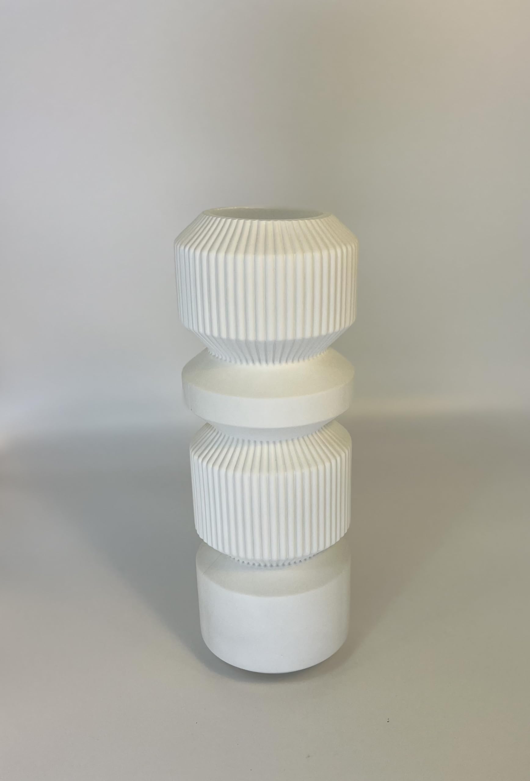 Klocke Dekorationsbedarf Szklana lampa stołowa LED z wzorem w paski – organiczny i nowoczesny kształt – zasilana bateriami (wysokość 35 cm/Ø 12,5 cm, biała)