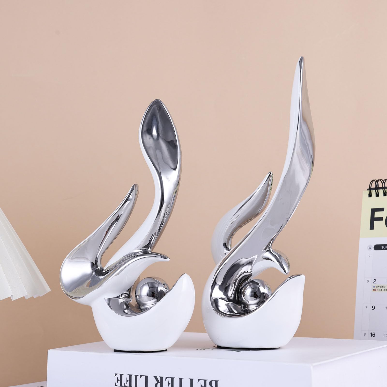 Decorazione moderna astratta di metà secolo, statue in porcellana per soggiorno, tavolino da caffè, centrotavola per sala da pranzo, sculture in ceramica e soprammobili dorati per supporto TV (argento