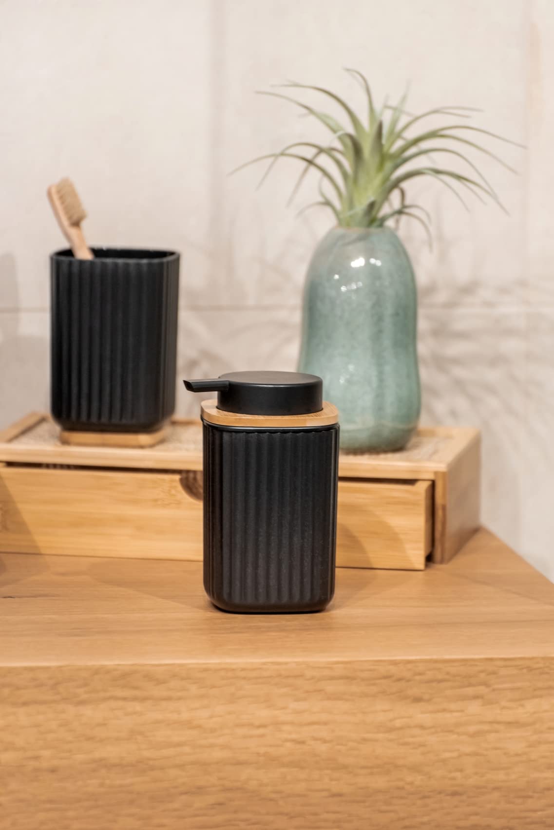 WENKO Dispensador de jabón Rotello, dosificador recargable con capacidad de 250 ml, en plástico de calidad óptima y detalles de bambú, apto para lavavajillas, 8,9 x 12,7 x 7,5 cm, negro/natural