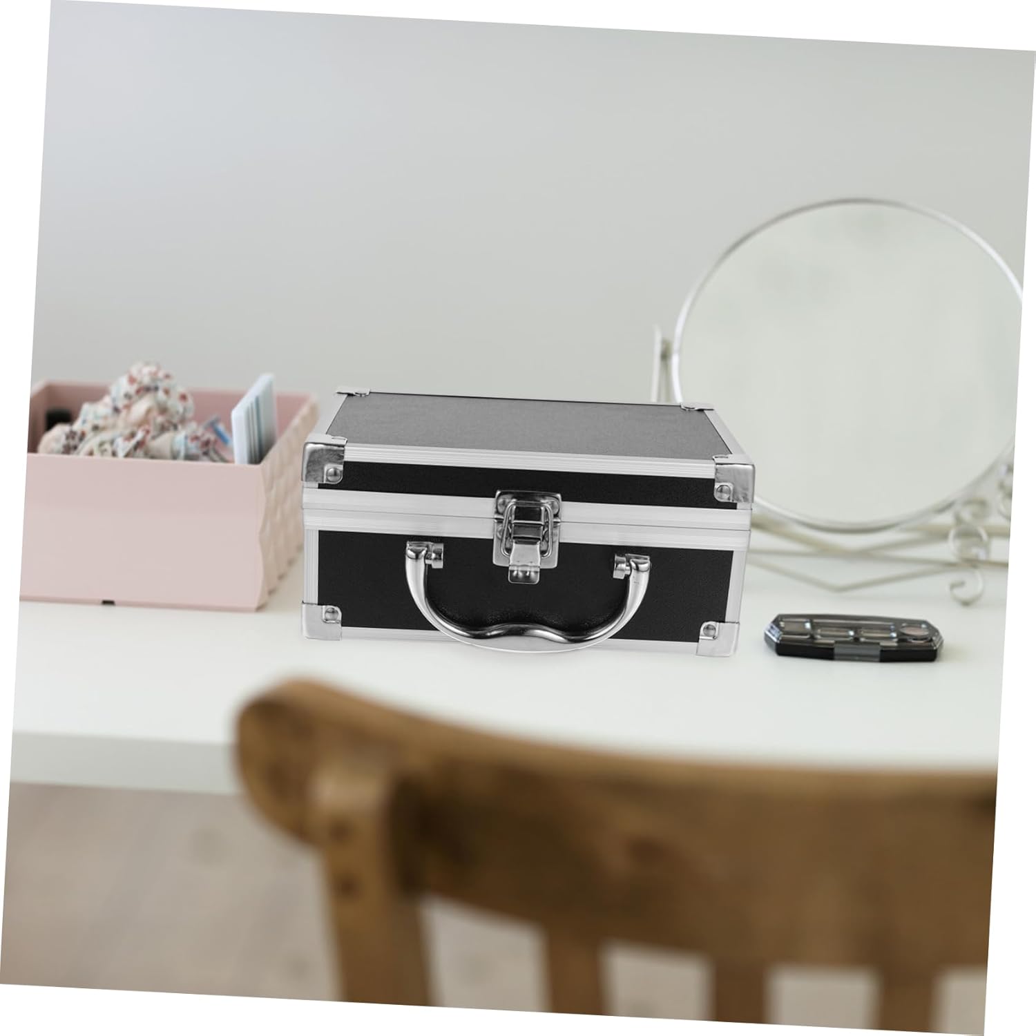 Gatuida Aluminum Makeup Case Organizer Portable Cosmetic Travel Box Handle for Makeup Artists and Beauty Enthusiasts Lightweight and Sturdy Storage Solution