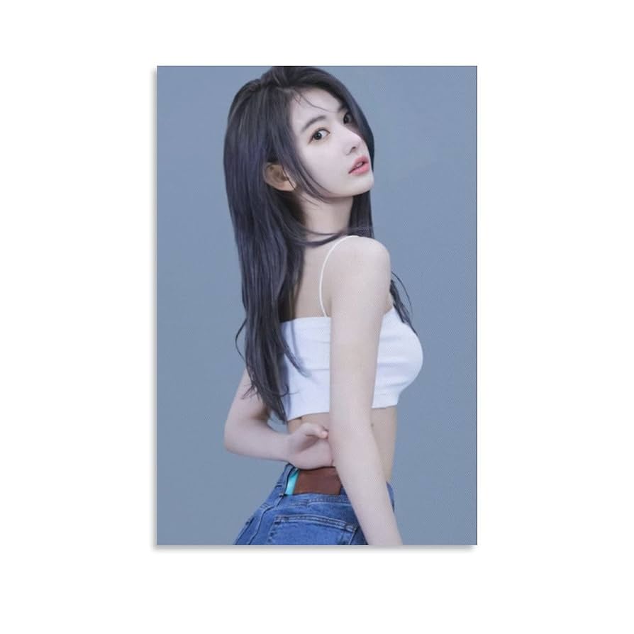 LE SSERAFIM グループポスター LE SSERAFIM、8月からの単独ツアーのポスター公開…黒の衣装が超