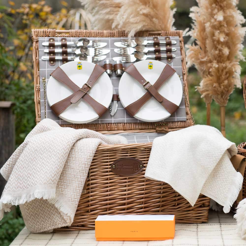 Les Jardins de la Comtesse - Panier Pique-Nique Concorde en Osier - 6 Personnes/Glacière Isotherme/Assiettes/Verres à Vin/Timbales en Aluminium - Tissu Couleur Blanc et Gris - 50 x 35 x 26 cm