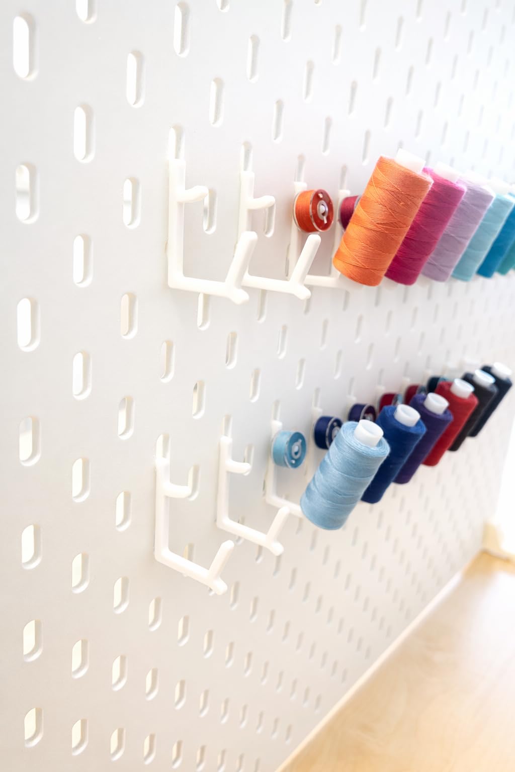 Mivono 20x Garnrollenhalter für IKEA SKÅDIS Lochwand – Nähgarnhalter Set für Garnrollen & Spulen – SKADIS Zubehör zur Nähgarn Aufbewahrung