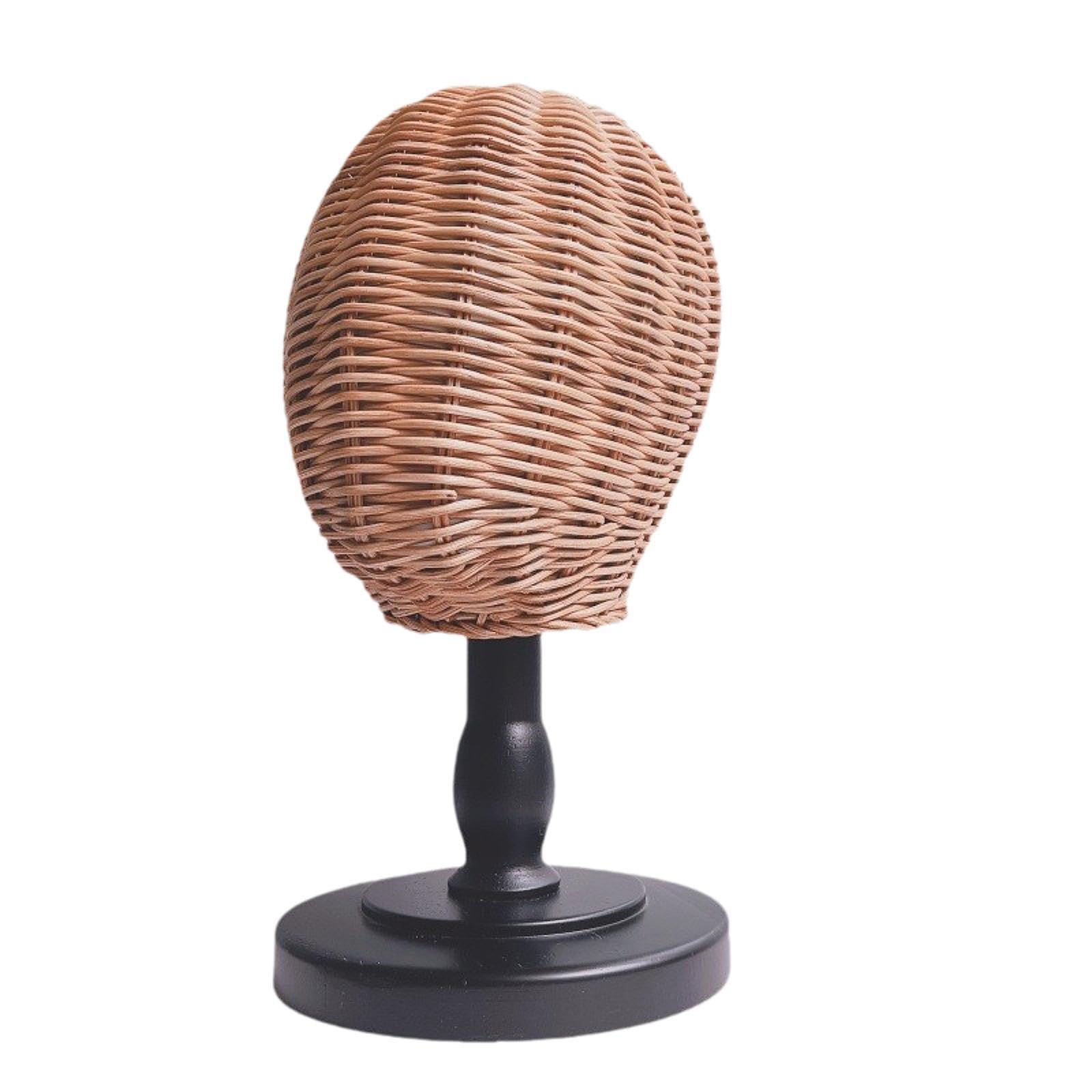 Innovativo espositore in rattan con testa di manichino per riporre con stile parrucche, sciarpe e cappelli sulle scrivanie dei saloni. Espositore per