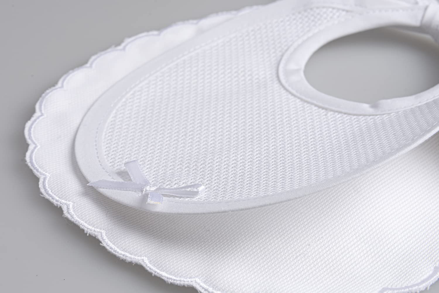 Bavaglino in Piquet di Cotone Bianco con Bordo Smerlato e Inserto in Tela Aida da Ricamare, Chiusura con Laccetti, Made in Italy